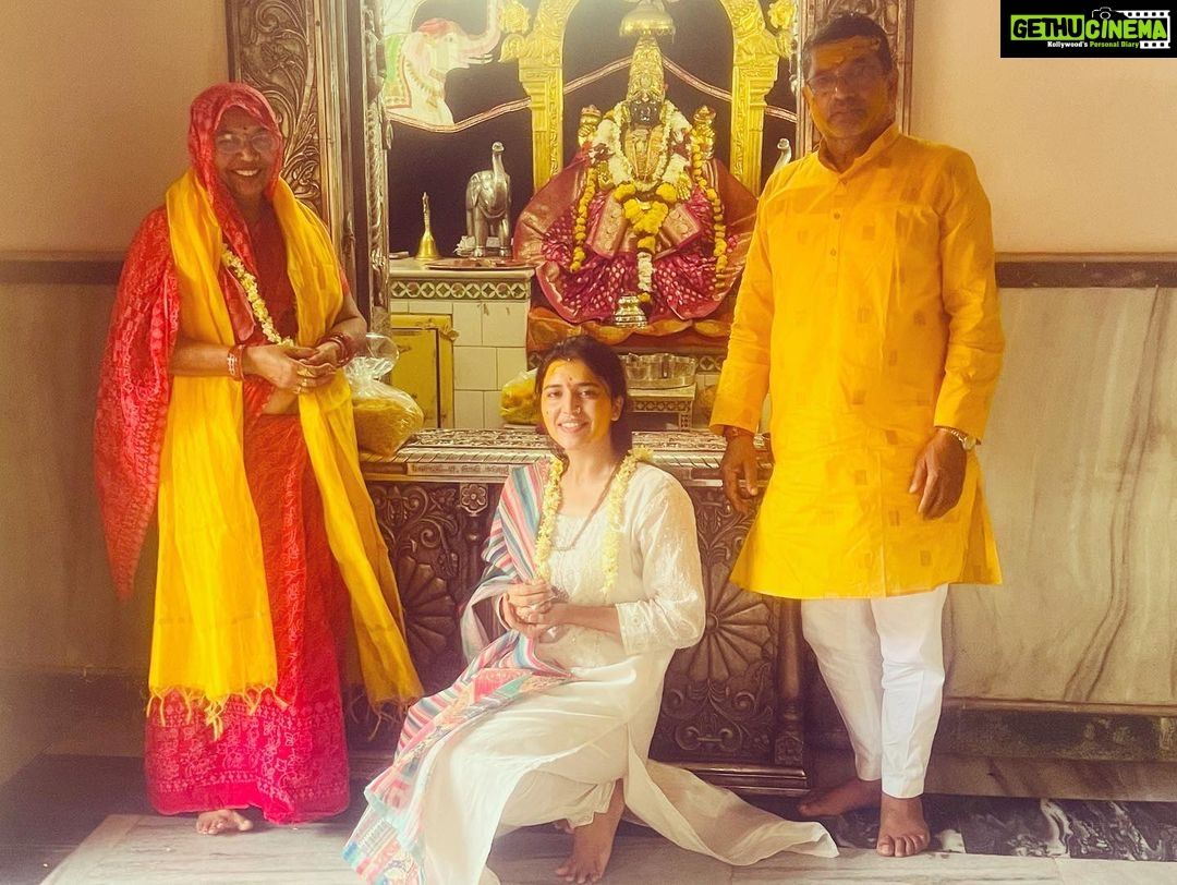 Chitra Shukla Instagram - Blessings receiving day💫 My birthday and Ma papa anniversary is the Best day of my life😊Today♥️ #11thmay wishing The best life to My parents and me by the lord Venketeshwra 🙏🏻✨ with family we had Lakshminarayna Abhishek ✨☀️✨felt so blessed. Wishing all happiness,love,prosperity and good health to all of us.😊♥️🌹✨🥰😍💫❤️💫✨✨🥰🥰 #abhishekday @narendrashukla1107 @yogendrashukla725 @pretty_preet1993 @shubhamshukla0210 @starkanav @shuklafamilylove #happiestbirthday #happiestanniversary #shuklafamily पावन सिद्धधाम श्री लक्ष्मीवेंकटेश देवस्थान, छत्रीबाग इंदौर