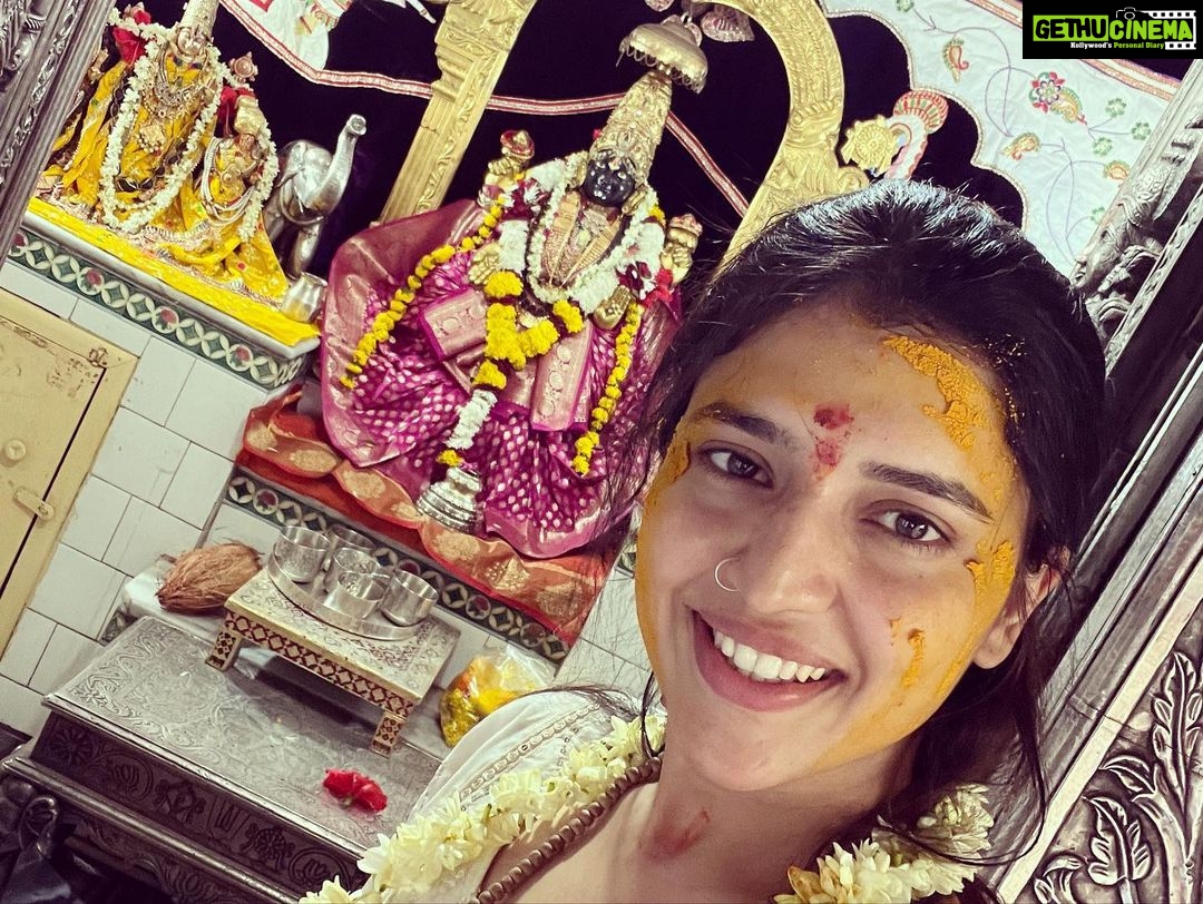 Chitra Shukla Instagram - Blessings receiving day💫 My birthday and Ma papa anniversary is the Best day of my life😊Today♥️ #11thmay wishing The best life to My parents and me by the lord Venketeshwra 🙏🏻✨ with family we had Lakshminarayna Abhishek ✨☀️✨felt so blessed. Wishing all happiness,love,prosperity and good health to all of us.😊♥️🌹✨🥰😍💫❤️💫✨✨🥰🥰 #abhishekday @narendrashukla1107 @yogendrashukla725 @pretty_preet1993 @shubhamshukla0210 @starkanav @shuklafamilylove #happiestbirthday #happiestanniversary #shuklafamily पावन सिद्धधाम श्री लक्ष्मीवेंकटेश देवस्थान, छत्रीबाग इंदौर
