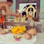 Chitra Shukla Instagram – Blessings receiving day💫
My birthday and Ma papa anniversary is the Best day of my life😊Today♥️ #11thmay 
wishing The best life to My parents and me by the lord Venketeshwra 🙏🏻✨ with family we had Lakshminarayna Abhishek ✨☀️✨felt so blessed. 
Wishing all happiness,love,prosperity and good health to all of us.😊♥️🌹✨🥰😍💫❤️💫✨✨🥰🥰
#abhishekday @narendrashukla1107 @yogendrashukla725 @pretty_preet1993 @shubhamshukla0210 @starkanav @shuklafamilylove 
#happiestbirthday #happiestanniversary #shuklafamily पावन सिद्धधाम श्री लक्ष्मीवेंकटेश देवस्थान, छत्रीबाग इंदौर