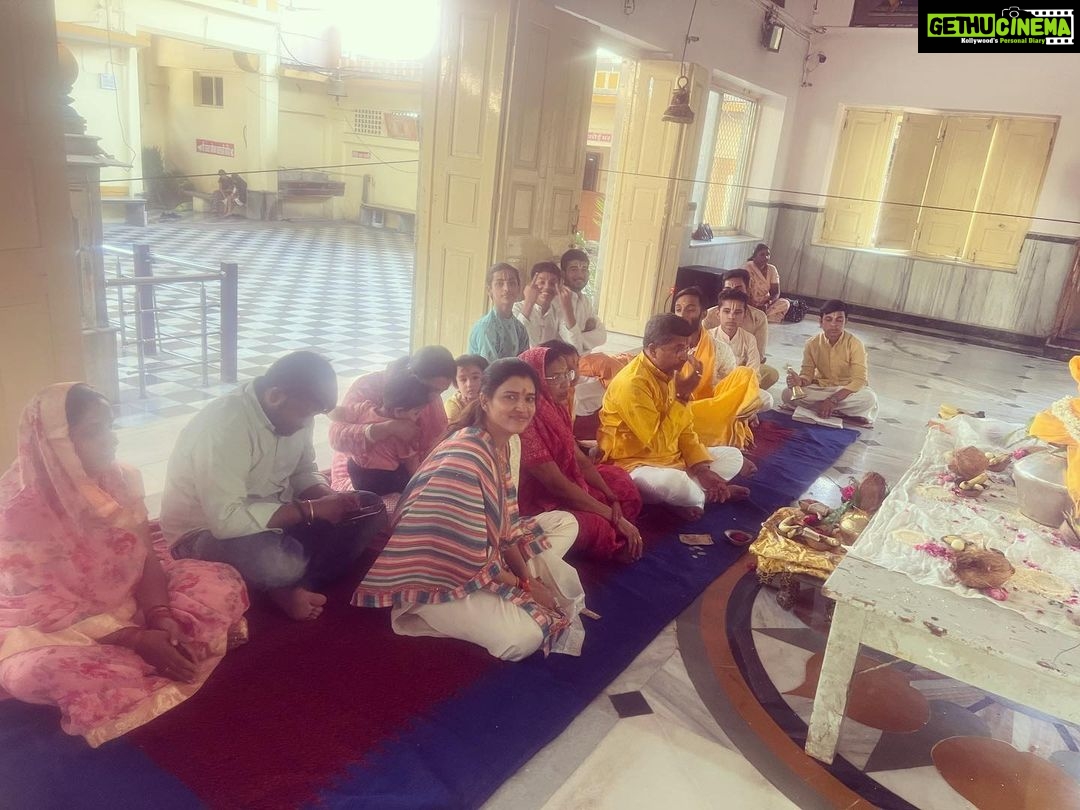 Chitra Shukla Instagram - Blessings receiving day💫 My birthday and Ma papa anniversary is the Best day of my life😊Today♥️ #11thmay wishing The best life to My parents and me by the lord Venketeshwra 🙏🏻✨ with family we had Lakshminarayna Abhishek ✨☀️✨felt so blessed. Wishing all happiness,love,prosperity and good health to all of us.😊♥️🌹✨🥰😍💫❤️💫✨✨🥰🥰 #abhishekday @narendrashukla1107 @yogendrashukla725 @pretty_preet1993 @shubhamshukla0210 @starkanav @shuklafamilylove #happiestbirthday #happiestanniversary #shuklafamily पावन सिद्धधाम श्री लक्ष्मीवेंकटेश देवस्थान, छत्रीबाग इंदौर