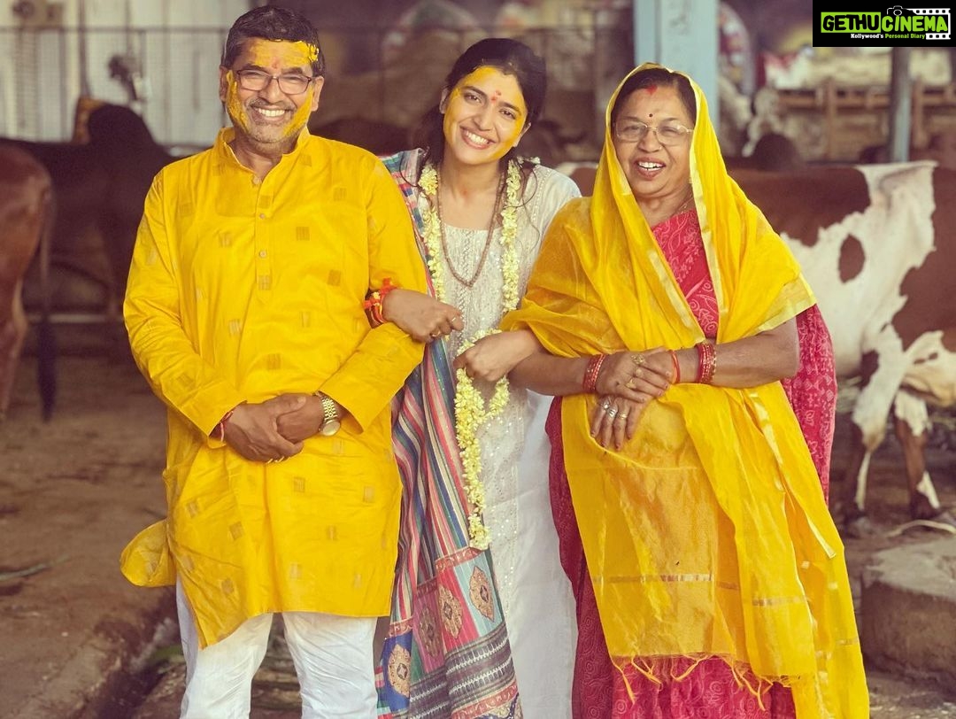 Chitra Shukla Instagram - Blessings receiving day💫 My birthday and Ma papa anniversary is the Best day of my life😊Today♥️ #11thmay wishing The best life to My parents and me by the lord Venketeshwra 🙏🏻✨ with family we had Lakshminarayna Abhishek ✨☀️✨felt so blessed. Wishing all happiness,love,prosperity and good health to all of us.😊♥️🌹✨🥰😍💫❤️💫✨✨🥰🥰 #abhishekday @narendrashukla1107 @yogendrashukla725 @pretty_preet1993 @shubhamshukla0210 @starkanav @shuklafamilylove #happiestbirthday #happiestanniversary #shuklafamily पावन सिद्धधाम श्री लक्ष्मीवेंकटेश देवस्थान, छत्रीबाग इंदौर