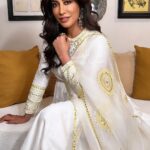 Chitrangada Singh Instagram - 💛 When the photographer ditches last min.. #shotoniphone by my favv 🥰 @ayushi.20 . . Makeup : @nishisingh_muah Hair : @amityashwant_hair Wearing @madzinlabel Jewellery @anmoljewellers @sanzanyjewels Styled by @eshaamiin1