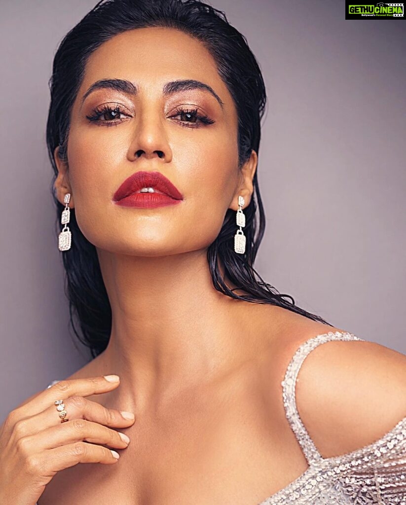 Chitrangada Singh Instagram - Special evening at the Hindustan times #ottplayawards2023 Thank you for awarding me for my performance in gaslight ! Thanks @pavankirpalani .. we must repeat the magic gee ! 💛 Thanks @rameshtaurani @akshaipuri . . Makeup @meghnabutanihairandmakeup hair @ritashukla22 outfit @chicandholland Jewellery @anmoljewellers Styled by @eshaamiin1 Images @rohnpingalay