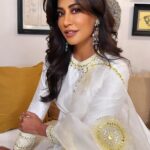 Chitrangada Singh Instagram - 💛 When the photographer ditches last min.. #shotoniphone by my favv 🥰 @ayushi.20 . . Makeup : @nishisingh_muah Hair : @amityashwant_hair Wearing @madzinlabel Jewellery @anmoljewellers @sanzanyjewels Styled by @eshaamiin1