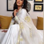 Chitrangada Singh Instagram - 💛 When the photographer ditches last min.. #shotoniphone by my favv 🥰 @ayushi.20 . . Makeup : @nishisingh_muah Hair : @amityashwant_hair Wearing @madzinlabel Jewellery @anmoljewellers @sanzanyjewels Styled by @eshaamiin1