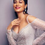 Chitrangada Singh Instagram - Special evening at the Hindustan times #ottplayawards2023 Thank you for awarding me for my performance in gaslight ! Thanks @pavankirpalani .. we must repeat the magic gee ! 💛 Thanks @rameshtaurani @akshaipuri . . Makeup @meghnabutanihairandmakeup hair @ritashukla22 outfit @chicandholland Jewellery @anmoljewellers Styled by @eshaamiin1 Images @rohnpingalay