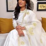 Chitrangada Singh Instagram - 💛 When the photographer ditches last min.. #shotoniphone by my favv 🥰 @ayushi.20 . . Makeup : @nishisingh_muah Hair : @amityashwant_hair Wearing @madzinlabel Jewellery @anmoljewellers @sanzanyjewels Styled by @eshaamiin1