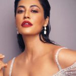 Chitrangada Singh Instagram - Special evening at the Hindustan times #ottplayawards2023 Thank you for awarding me for my performance in gaslight ! Thanks @pavankirpalani .. we must repeat the magic gee ! 💛 Thanks @rameshtaurani @akshaipuri . . Makeup @meghnabutanihairandmakeup hair @ritashukla22 outfit @chicandholland Jewellery @anmoljewellers Styled by @eshaamiin1 Images @rohnpingalay