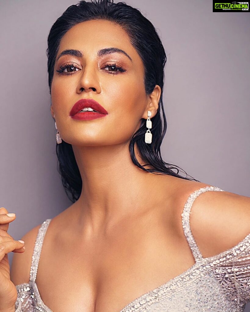 Chitrangada Singh Instagram - Special evening at the Hindustan times #ottplayawards2023 Thank you for awarding me for my performance in gaslight ! Thanks @pavankirpalani .. we must repeat the magic gee ! 💛 Thanks @rameshtaurani @akshaipuri . . Makeup @meghnabutanihairandmakeup hair @ritashukla22 outfit @chicandholland Jewellery @anmoljewellers Styled by @eshaamiin1 Images @rohnpingalay