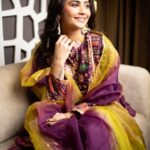 Daisy Shah Instagram - May the triumph of good over evil always light up our path. Happy Dussehra 🏹🌟🙏 . . . Outfit: @sandhyashah.shah x @sonyashaikh Mua: @makeupbyvinod 📸: @sauravanuraj . . . #festivevibes #dussehra