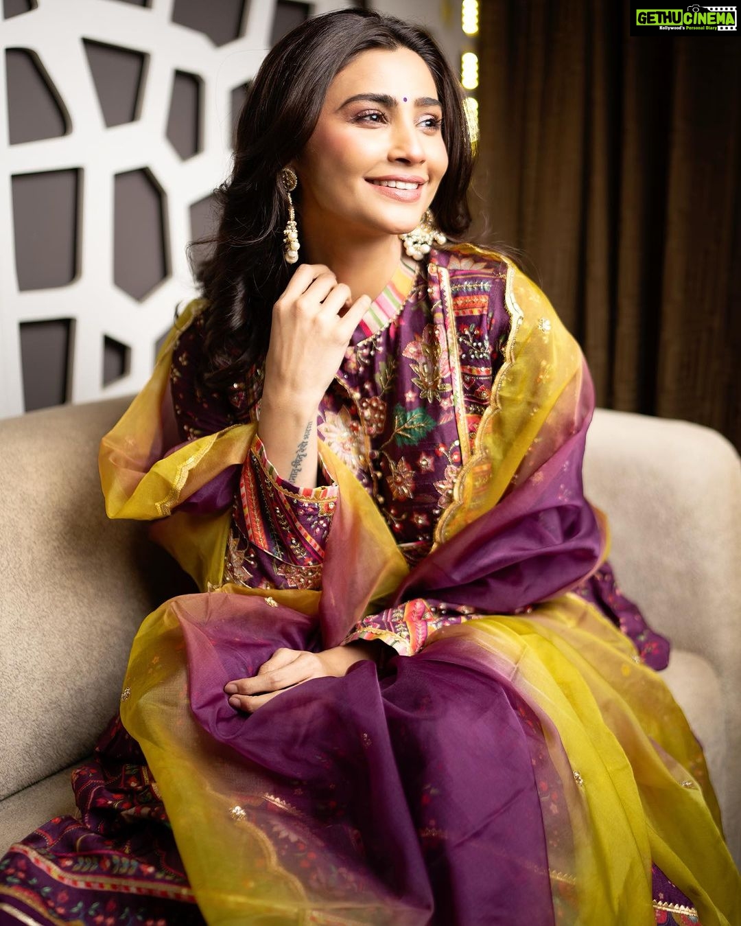 Daisy Shah Instagram - May the triumph of good over evil always light up our path. Happy Dussehra πΉππ . . . Outfit: @sandhyashah.shah x @sonyashaikh Mua: @makeupbyvinod πΈ: @sauravanuraj . . . #festivevibes #dussehra