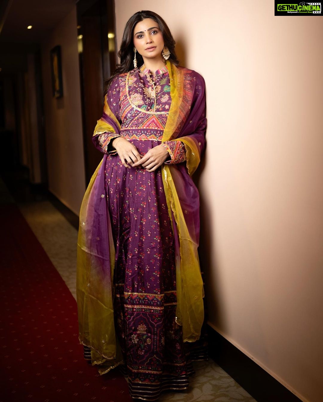 Daisy Shah Instagram - May the triumph of good over evil always light up our path. Happy Dussehra πΉππ . . . Outfit: @sandhyashah.shah x @sonyashaikh Mua: @makeupbyvinod πΈ: @sauravanuraj . . . #festivevibes #dussehra