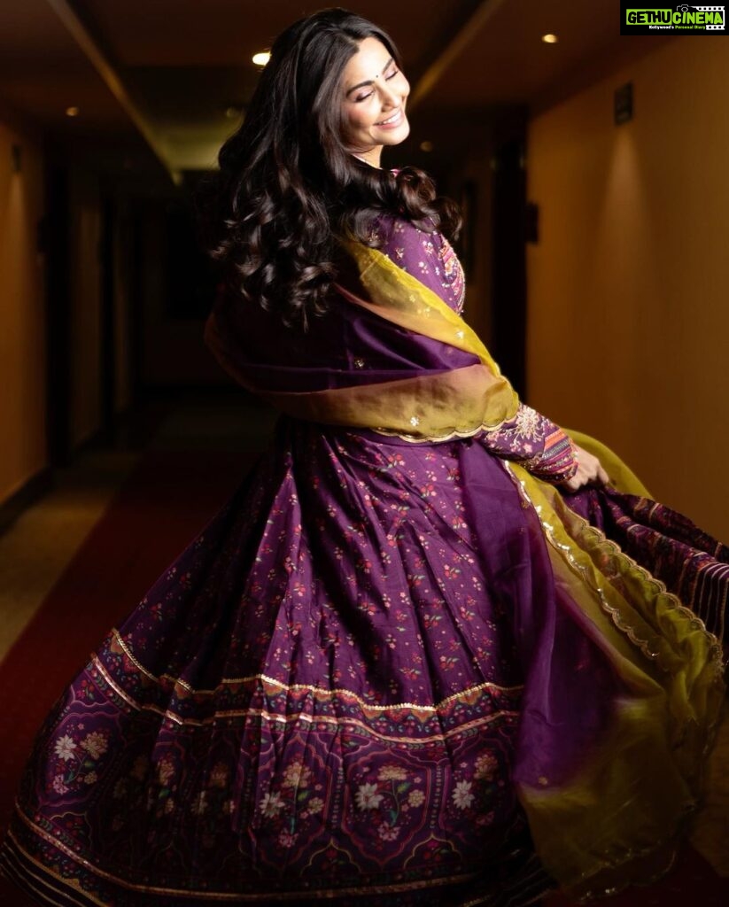 Daisy Shah Instagram - May the triumph of good over evil always light up our path. Happy Dussehra 🏹🌟🙏 . . . Outfit: @sandhyashah.shah x @sonyashaikh Mua: @makeupbyvinod 📸: @sauravanuraj . . . #festivevibes #dussehra