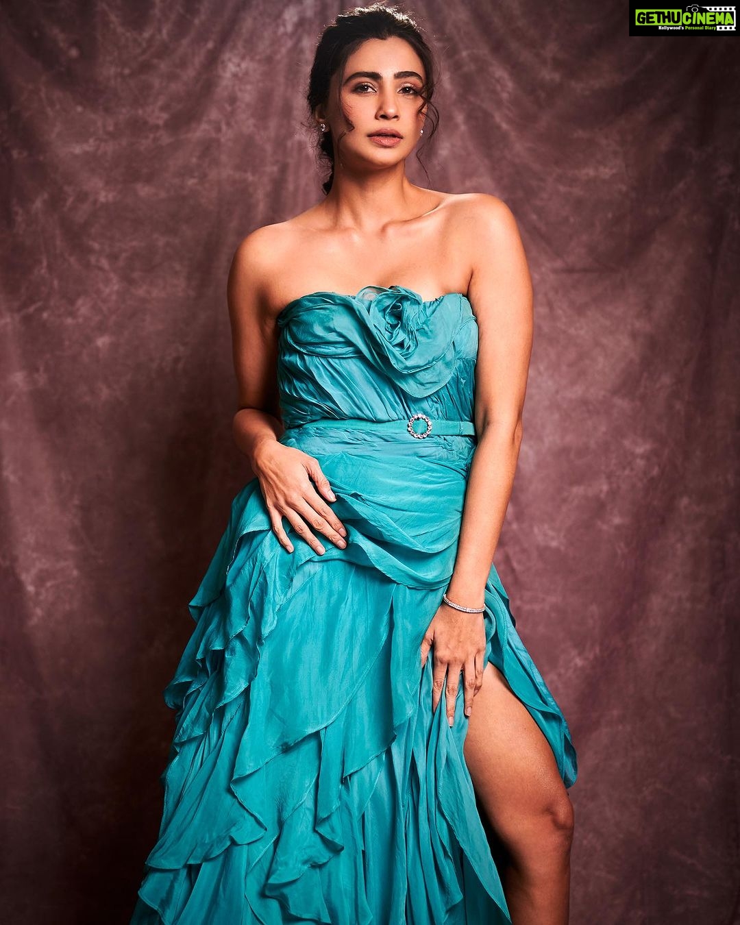 Daisy Shah Instagram - Channelling my inner Elsa ❄️ . . . Outfit: @_bayaofficial_ x @viralmantra Mua: @bugsbunny_17 Hair: @fariha_s_beauty_parlour 📸: @mirajverma_photography . . . #elsafromfrozen #playingdressup @greenlight__media
