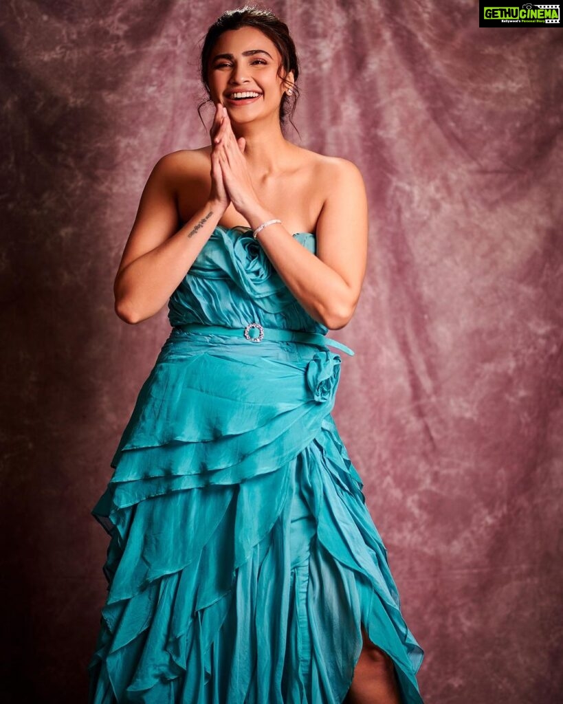 Daisy Shah Instagram - Channelling my inner Elsa ❄️ . . . Outfit: @_bayaofficial_ x @viralmantra Mua: @bugsbunny_17 Hair: @fariha_s_beauty_parlour 📸: @mirajverma_photography . . . #elsafromfrozen #playingdressup @greenlight__media