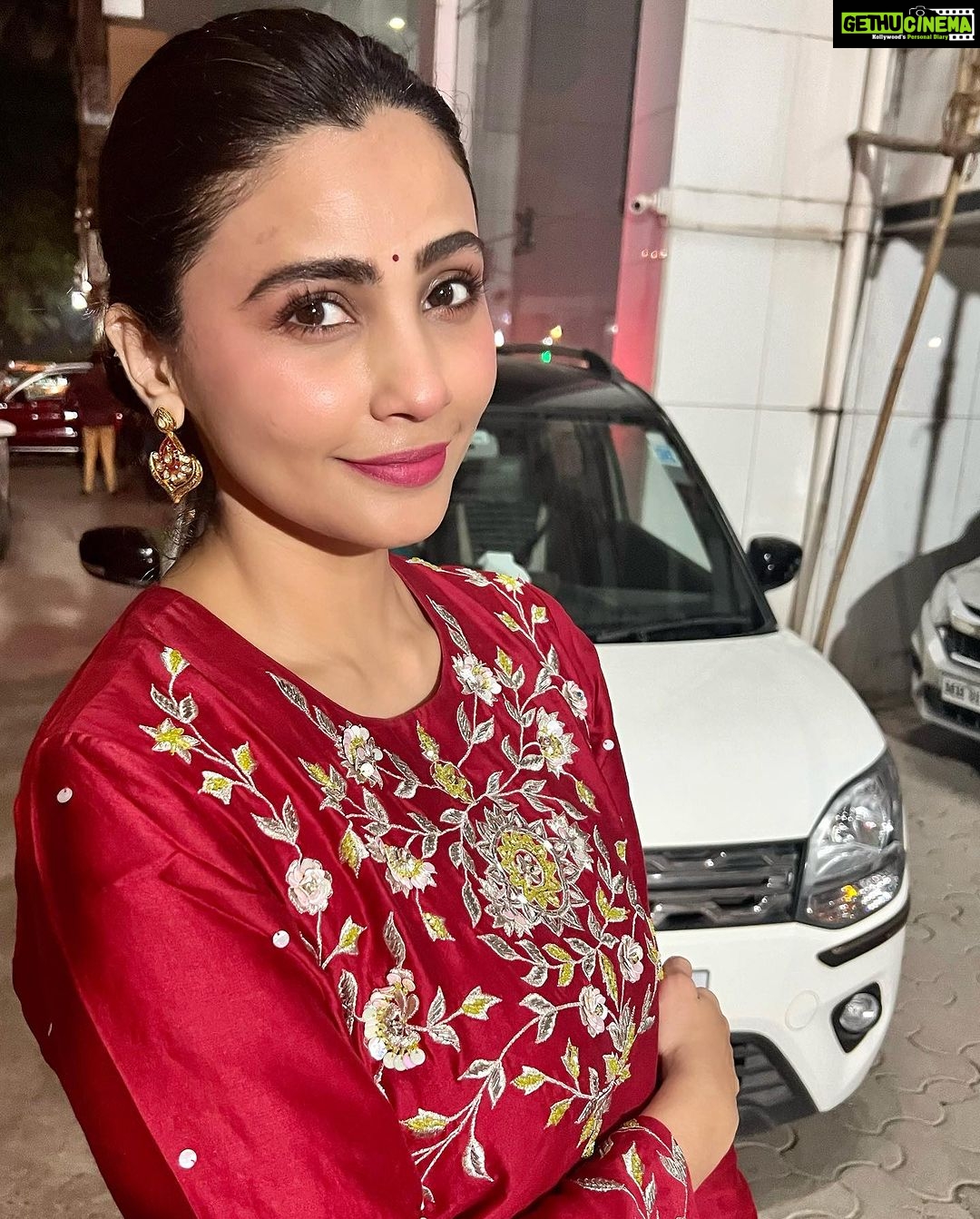 Daisy Shah Instagram - जय माता दी 🙏 . . . Wearing: @trumpetvineofficial x @sonyashaikh . . . #aboutlastnight