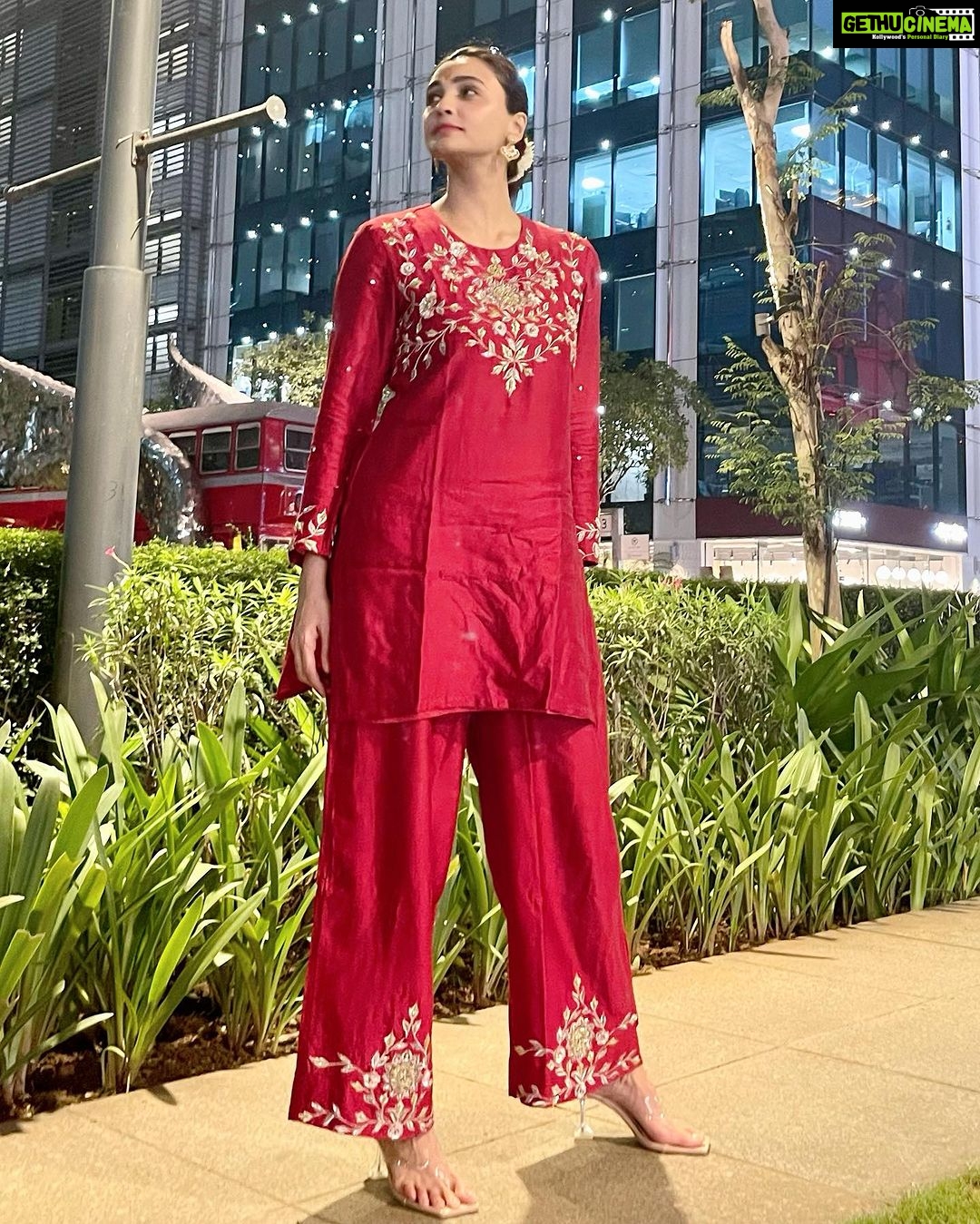 Daisy Shah Instagram - जय माता दी 🙏 . . . Wearing: @trumpetvineofficial x @sonyashaikh . . . #aboutlastnight