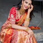 Daksha Nagarkar Instagram - Saree soirée . . @they_call_me_keshu @hemanthi_makeovers Styling @manogna_gollapudi Jewellery @bcos_its_silver Blouse @suvarnamandirbyrajsarepalli Asst @Sunandini_vijjagiri @itsvignesh__ . . #dakshanagarkar #love #happy #saree #indian #elegance #instagram #tbt #instagood #instalike #picoftheday #photooftheday #billionaire