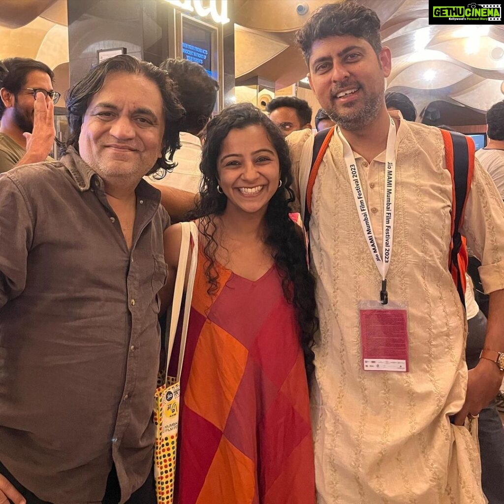 Darshana Rajendran Instagram - I did fan-girl things with two of my absolute favourites yesterday. @swanandkirkire and @vidushak ❤️ Thanks for the photograph, @misterbistar :)