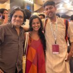 Darshana Rajendran Instagram - I did fan-girl things with two of my absolute favourites yesterday. @swanandkirkire and @vidushak ❤️ Thanks for the photograph, @misterbistar :)
