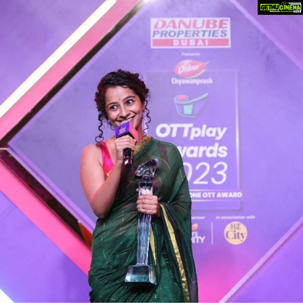 Darshana Rajendran Instagram - And that’s my first award in a negative role :) Thank you @ottplayapp. And thank you @krishand_ for making me your Susan Bobby and thanks to the absolutely wonderful, wacky team I got to work with in Purusha Pretham. Thank you for the saree, my girls. I’m so glad I got to take you along. #purushapretham #ottplayawards2023 #danubeottplayawards2023