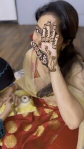 Deepika Singh Instagram - Cherishing Mehendi moments 💁🏻‍♀️
Happy Karvachauth ladies ❤️.
.
#henna #festival #karvachauth2023 
#withsisterinlaw #deepikasingh