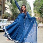 Deepika Singh Instagram - Ni ik meri akh kashni Duja raat de uneedrey ne mareya.. Ik meri akh kashni... #outfit @byutify.in #anarkalisuit #blue #deepikasingh