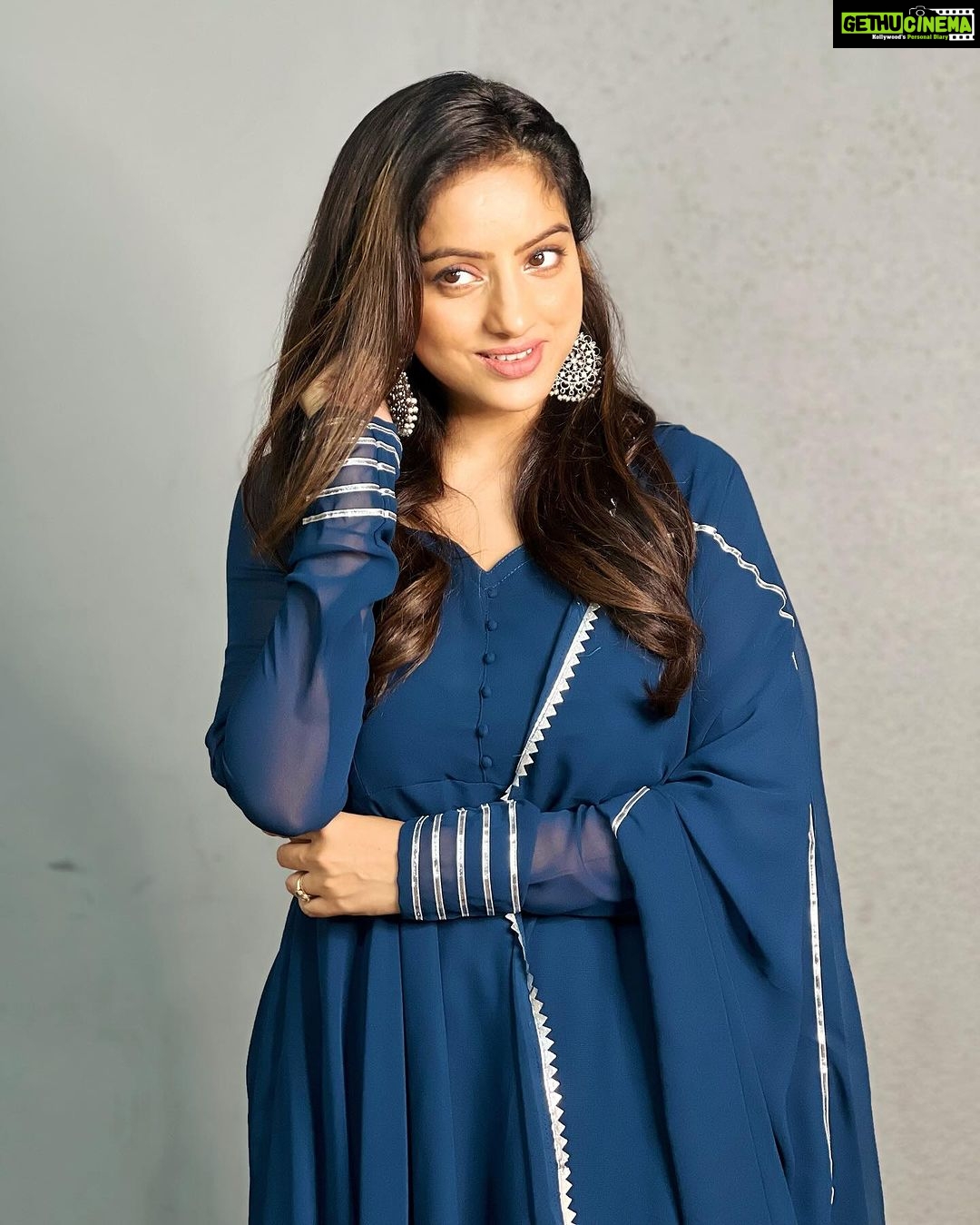 Deepika Singh Instagram - Ni ik meri akh kashni Duja raat de uneedrey ne mareya.. Ik meri akh kashni... #outfit @byutify.in #anarkalisuit #blue #deepikasingh