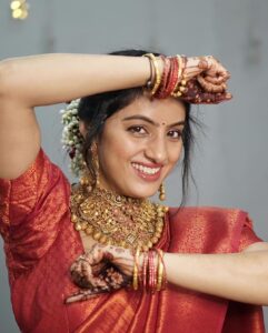Deepika Singh Instagram - Praying for a long and joyful life together. Happy Karwa Chauth ❤️❤️
 
.
#photography @shahphotostudio 
#saree @vastranti 
#goldset @atjewellers 
#karvachauth #family #fasting #tradion #deepikasingh
