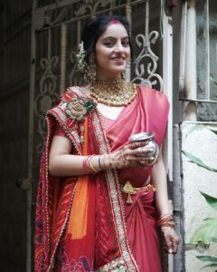 Deepika Singh Instagram - Praying for a long and joyful life together. Happy Karwa Chauth ❤️❤️
 
.
#photography @shahphotostudio 
#saree @vastranti 
#goldset @atjewellers 
#karvachauth #family #fasting #tradion #deepikasingh