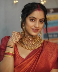 Deepika Singh Instagram - Praying for a long and joyful life together. Happy Karwa Chauth ❤️❤️
 
.
#photography @shahphotostudio 
#saree @vastranti 
#goldset @atjewellers 
#karvachauth #family #fasting #tradion #deepikasingh