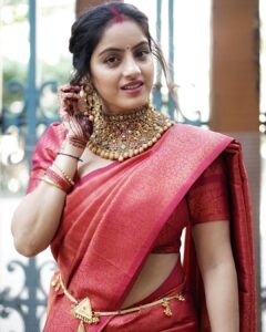 Deepika Singh Instagram - Praying for a long and joyful life together. Happy Karwa Chauth ❤️❤️
 
.
#photography @shahphotostudio 
#saree @vastranti 
#goldset @atjewellers 
#karvachauth #family #fasting #tradion #deepikasingh
