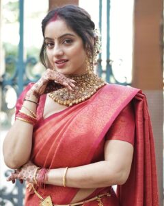 Deepika Singh Instagram - Praying for a long and joyful life together. Happy Karwa Chauth ❤️❤️
 
.
#photography @shahphotostudio 
#saree @vastranti 
#goldset @atjewellers 
#karvachauth #family #fasting #tradion #deepikasingh