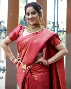 Deepika Singh Instagram - Praying for a long and joyful life together. Happy Karwa Chauth ❤️❤️
 
.
#photography @shahphotostudio 
#saree @vastranti 
#goldset @atjewellers 
#karvachauth #family #fasting #tradion #deepikasingh