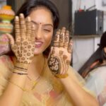 Deepika Singh Instagram - Karva chauth preparations on full swing with my sister in law @sristi.goyal.96 ❤️. Happy Karva chauth ladies ❤️. #festival #mehendi #karvachauth #family #celebration #deepikasingh