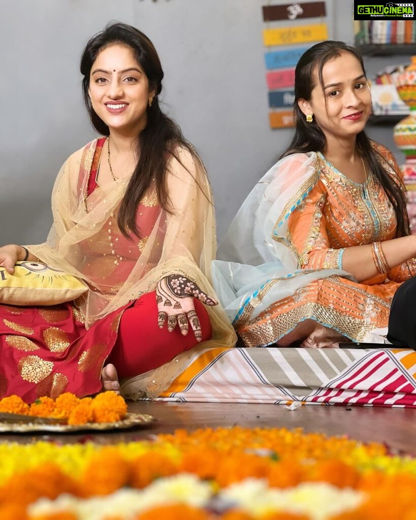 Deepika Singh Instagram - Karva chauth preparations on full swing with my sister in law @sristi.goyal.96 ❤. Happy Karva chauth ladies ❤. #festival #mehendi #karvachauth #family #celebration #deepikasingh