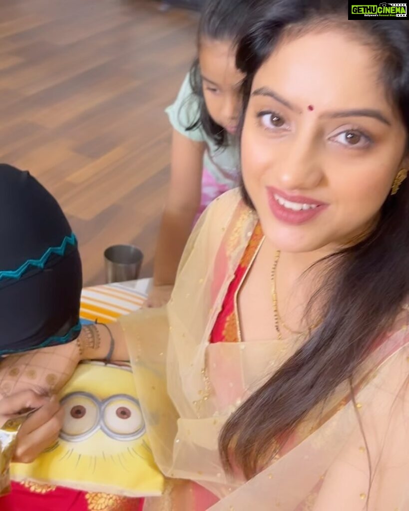Deepika Singh Instagram - Karva chauth preparations on full swing with my sister in law @sristi.goyal.96 ❤️. Happy Karva chauth ladies ❤️. #festival #mehendi #karvachauth #family #celebration #deepikasingh