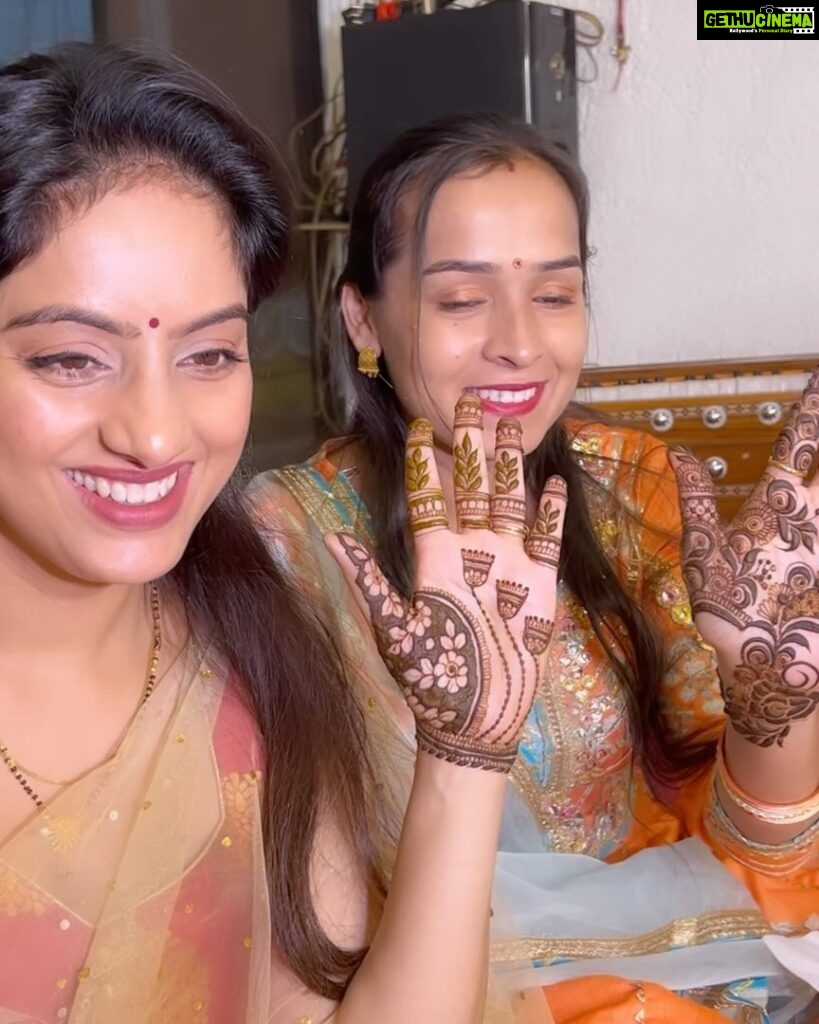 Deepika Singh Instagram - Karva chauth preparations on full swing with my sister in law @sristi.goyal.96 ❤. Happy Karva chauth ladies ❤. #festival #mehendi #karvachauth #family #celebration #deepikasingh
