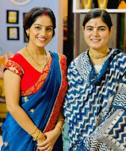 Deepika Singh Instagram - कार्तिक माह की इतनी खुबसूरत शुरुआत की स्वयं विष्णु जी , दीदी चित्रलेखा जी के रूप में हमारे घर पधारे । सच में , कृपा है श्री जी की । 
जय श्री राधे ❤️🙏🏻। 
Today surprise visit at our sweet home by Devi Chitralekha ji on the auspicious first day of Kartik month 🙏🏻
Wishing you all a very happy Kartik month 🙏🏻.