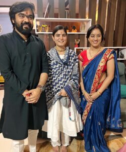 Deepika Singh Instagram - कार्तिक माह की इतनी खुबसूरत शुरुआत की स्वयं विष्णु जी , दीदी चित्रलेखा जी के रूप में हमारे घर पधारे । सच में , कृपा है श्री जी की । 
जय श्री राधे ❤️🙏🏻। 
Today surprise visit at our sweet home by Devi Chitralekha ji on the auspicious first day of Kartik month 🙏🏻
Wishing you all a very happy Kartik month 🙏🏻.