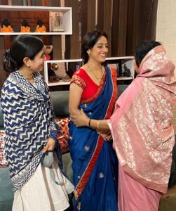 Deepika Singh Instagram - कार्तिक माह की इतनी खुबसूरत शुरुआत की स्वयं विष्णु जी , दीदी चित्रलेखा जी के रूप में हमारे घर पधारे । सच में , कृपा है श्री जी की । 
जय श्री राधे ❤️🙏🏻। 
Today surprise visit at our sweet home by Devi Chitralekha ji on the auspicious first day of Kartik month 🙏🏻
Wishing you all a very happy Kartik month 🙏🏻.