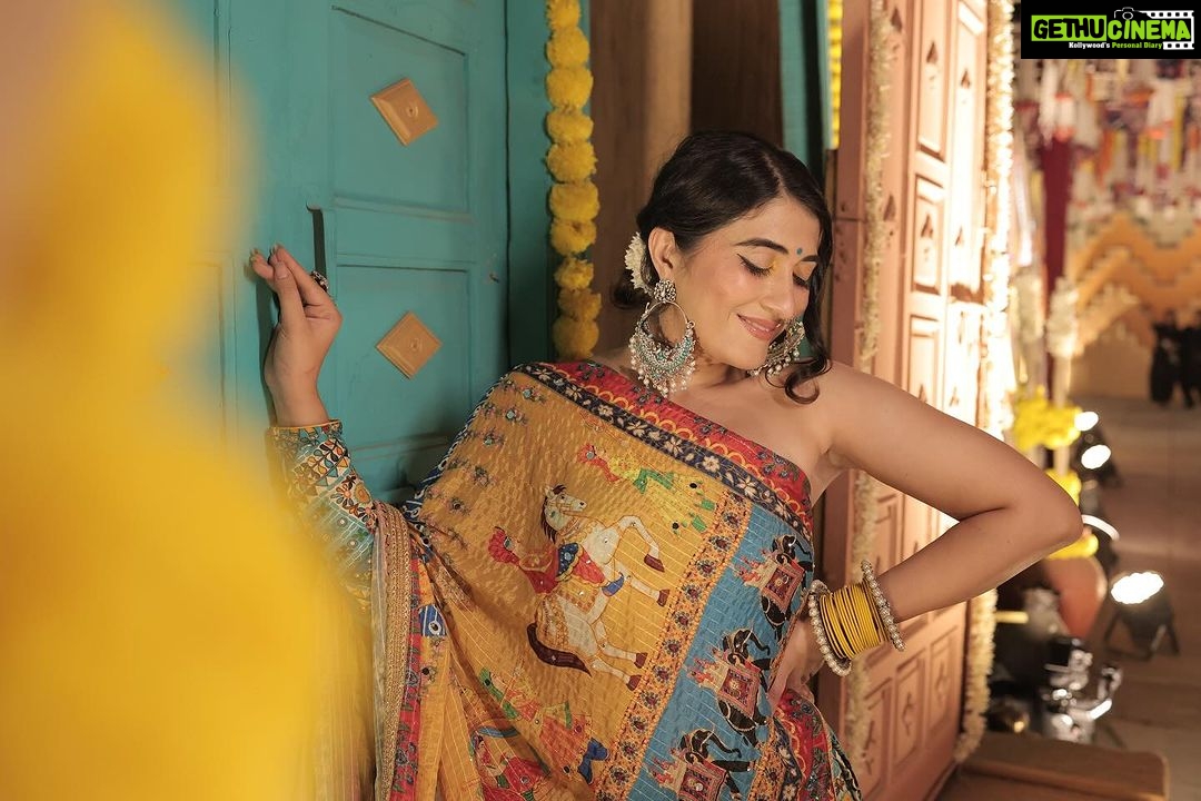 Denisha Ghumra Instagram - The joy of creation is truly the highest one 💛 . Captured - @shutterhalf @kaledioscopik 🌸 Jewellery - @thejewelstudiio Outfit - @dreamsbydenisha 🌸 . #denishaghumra #dbd #dreamsbydenisha #navratri2023 #offshoulderblouse #chaniyacholicollection