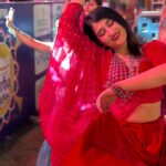 Denisha Ghumra Instagram - Chaand Actually Piche pada tha 🙈❤️ . @tarjanee_official thank you so much for this video 🤍 @sherigarba such a night 💫 . #denishaghumra #navratrispecial #navratri2023 #lastday #jhumeregori