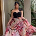 Denisha Ghumra Instagram - Florals 🌸 . Outfit - @dvfashionstudio Makeup - 🙋🏻‍♀️ Hair - @dhanlaxmitrivedi Jewellery - @thejewelstudiio . #gifanight #gifa #denishaghumra #awardnight #gujaraticinema #gujaratifilms #floraldress Narayani Heights