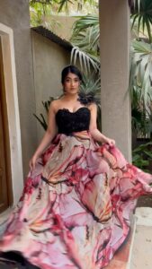Denisha Ghumra Instagram - Florals 🌸 
. 
Outfit - @dvfashionstudio 
Makeup - 🙋🏻‍♀️
Hair - @dhanlaxmitrivedi 
Jewellery - @thejewelstudiio 
.
#gifanight #gifa #denishaghumra #awardnight #gujaraticinema #gujaratifilms #floraldress