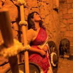 Denisha Ghumra Instagram - In loop of the song Raah jue shangaar adhuro 🤍 . Captured - @myrjdhara ❤️ . #bandhani #sareelove #potraitmood #denishaghumra #raahjueshangaradhuro Rajwadu