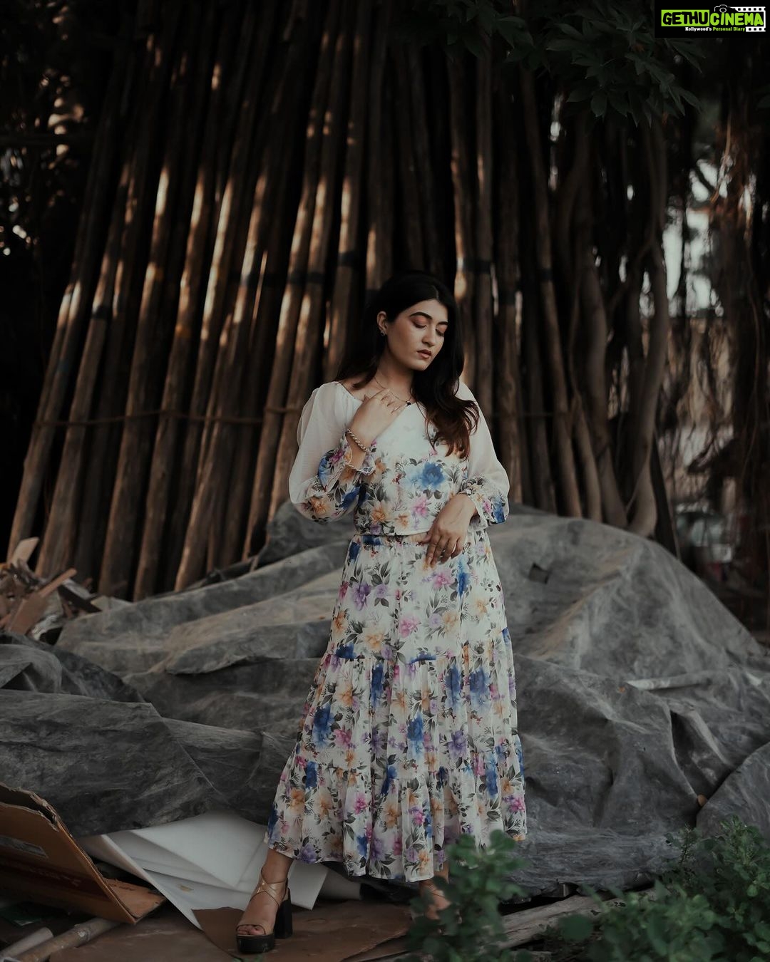 Denisha Ghumra Instagram - Florals are my thing 🌸 . Captured - @tasveer_tattva . #photoshoot #bamboophotoshoot #photooftheday #floraldress #jamnagar #denishaghumra