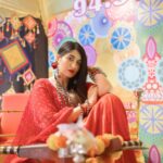 Denisha Ghumra Instagram - One of my favourite looks from Navratri 2023❤️ . Captured - @kaledioscopik @shutterhalf Jewellery - @thejewelstudiio Outfit - @dreamsbydenisha MUAH - 💁🏻‍♀️ All my cholis stitched by - @n_r_desiner . #navartari2023 #redandpink #navratricollection #myfm #navlinavratri #denishaghumra