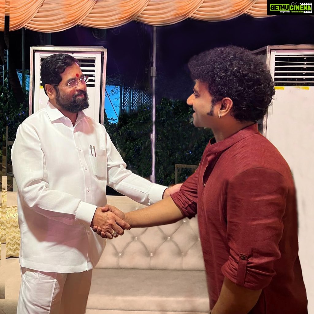 Devi Sri Prasad Instagram - What an honour it was to be invited to the residence of the Honourable CM of MAHARASHTRA Shri.Eknath Sambhaji Shinde ji , @mieknathshinde ji for GANESH POOJA 🙏🏻 I was so delighted to meet Such a Simple down to earth Family.. Unforgettable Hospitality 🙏🏻❤️ Thank U dear Shrikant Shinde ji @drshrikantshinde for the Amazing hospitality and the Personal attention n Care you took ! That was really so sweet of You !!! 🤗 Being surrounded by the Chants and Mantras was such a Divine & Musical Experience🙏🏻🙏🏻❤️❤️🎶🎶 ❤️🎶🙏🏻 #GanapathyBappaMoria And Thank you Raju Bhai 🎶❤️🙏🏻