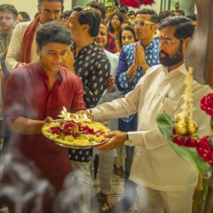 Devi Sri Prasad Instagram - What an honour it was to be invited to the residence of the Honourable CM of MAHARASHTRA Shri.Eknath Sambhaji Shinde ji , @mieknathshinde ji for GANESH POOJA 🙏🏻

I was so delighted to meet Such a Simple down to earth Family..
Unforgettable Hospitality 🙏🏻❤️

Thank U dear Shrikant Shinde ji @drshrikantshinde for the Amazing hospitality and the Personal attention n Care you took ! That was really so sweet of You !!! 🤗

Being surrounded by the Chants and Mantras was such a Divine & Musical Experience🙏🏻🙏🏻❤️❤️🎶🎶

❤️🎶🙏🏻
#GanapathyBappaMoria

And Thank you Raju Bhai 🎶❤️🙏🏻